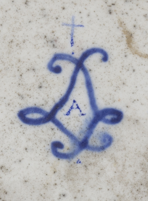 Taza “a la reina” de porcelana esmaltada y dorada.Vincenne