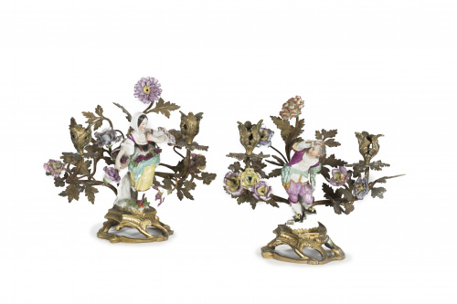 Pareja de candelabros de dos brazos de luz y porcelana esma