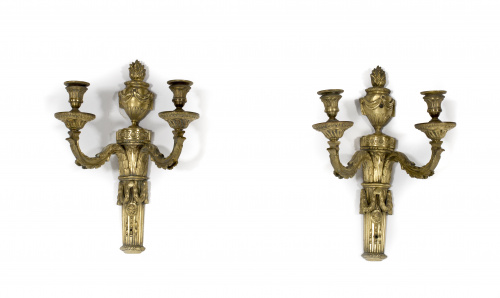 Pareja de apliques de bronce dorado, de dos brazos de luz d