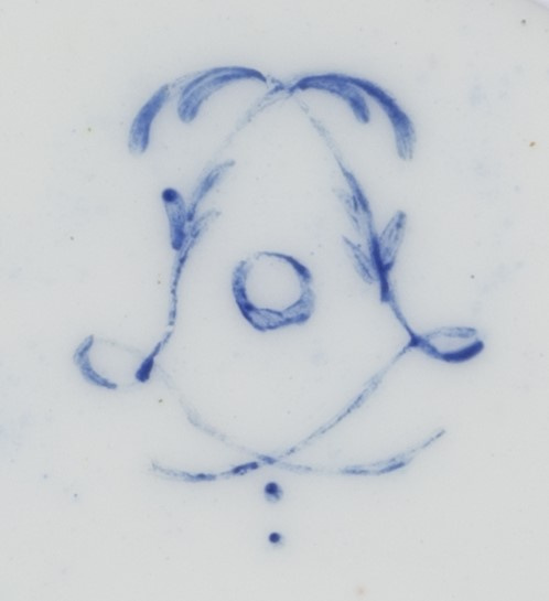 Dos “gobelets” cilíndricos y un plato, de porcelana esmalta