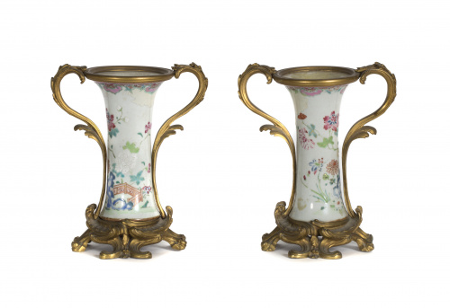 Pareja de pequeños jarrones en porcelana de Compañía de Ind