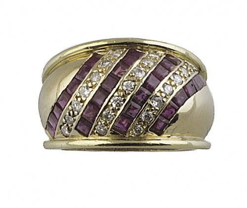 Sortija ancha con bandas oblicuas de rubíes calibrados y br