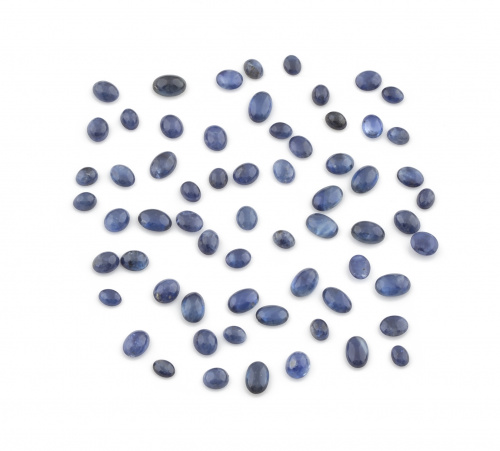 Lote formado por 63 zafiros de Ceylán talla cabuchón que su