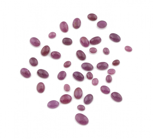 Lote formado por cuarenta rubíes talla cabuchón que suman u