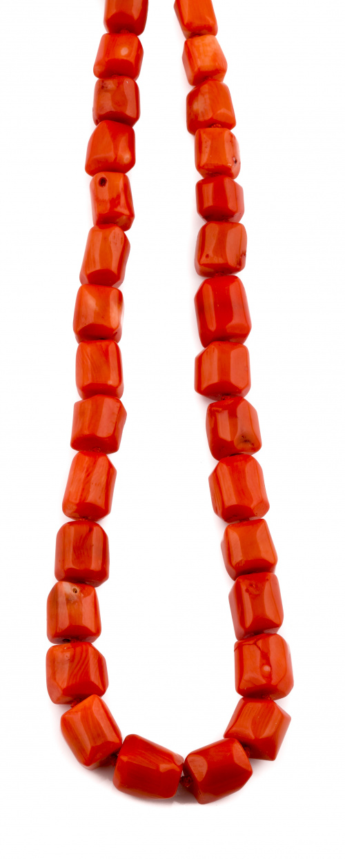 Collar de cuentas cilíndricas de coral reconstituido de 11 