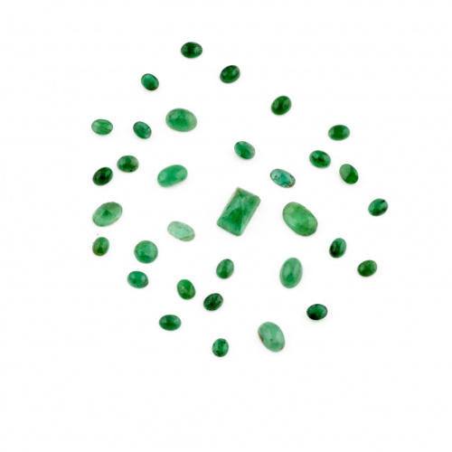 Lote de 33 esmeraldas de diferentes tallas que suman un pes