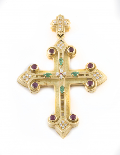 Cruz colgante con brillantes,esmeraldas y rubíes decorando 