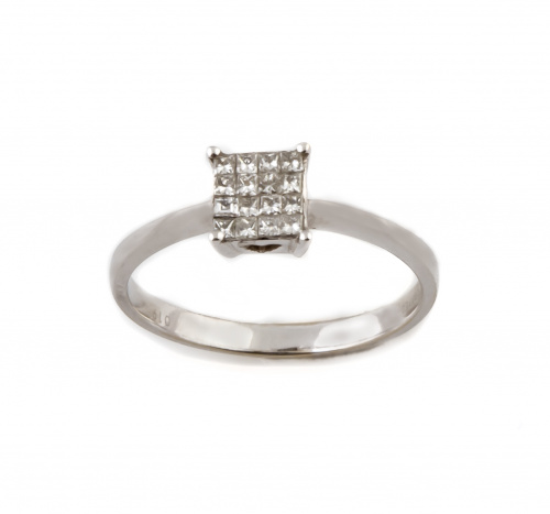 Sortija con cuadrado de diamantes  talla princesa que suman