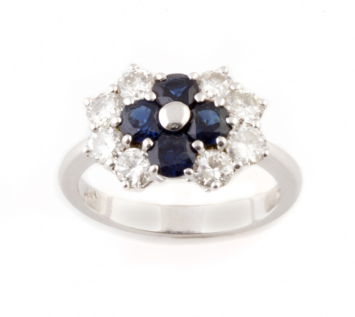 Sortija con flor de zafiros entre bandas de brillantes