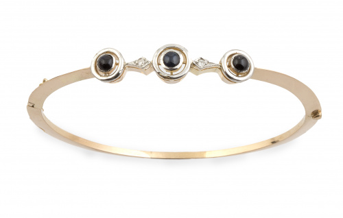 Brazalete rígido de pp. s.XX con tres cabuchones de zafiros