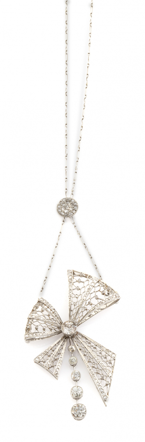 Pendentif de pp. s. XX con diseño de lazo de diamantes en c