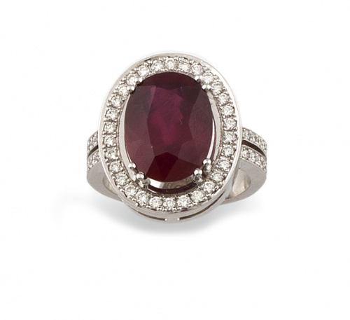 Sortija con rubí de talla oval de 10,70 ct y  orlado de bri