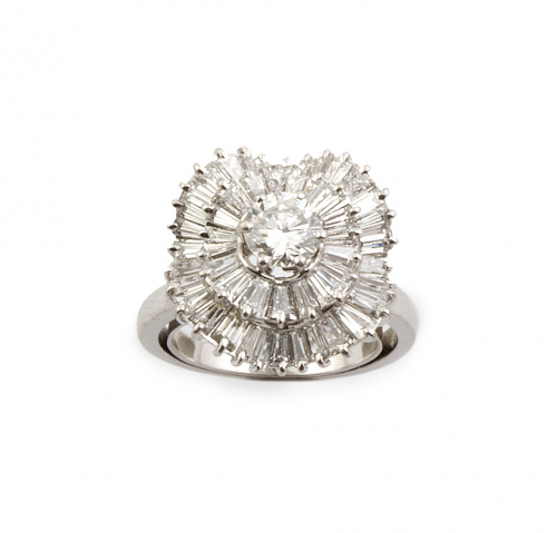 Sortija de diamantes talla trapecio en orla bailarina en to