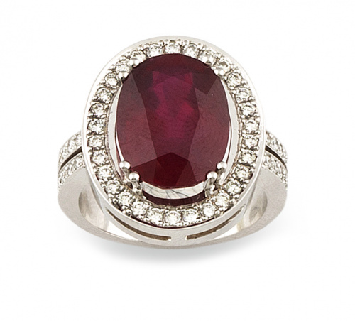 Sortija con rubí de talla oval de 10,70 ct y  orlado de bri