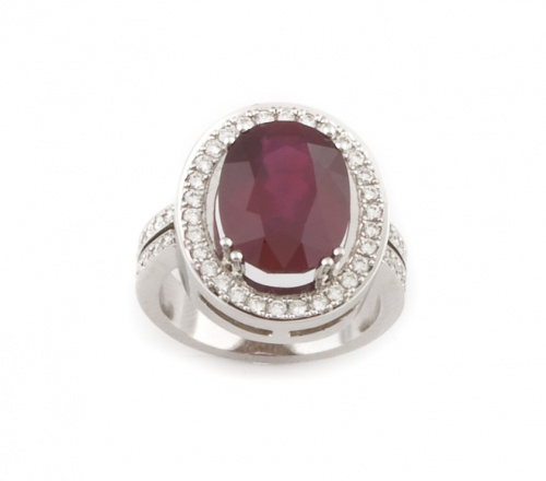 Sortija con rubí de talla oval de 10,70 ct y  orlado de bri