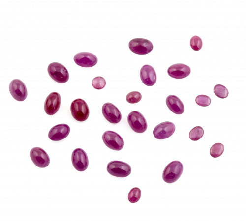 Lote de zafiros y rubíes formado por veintiséis rubíes en t