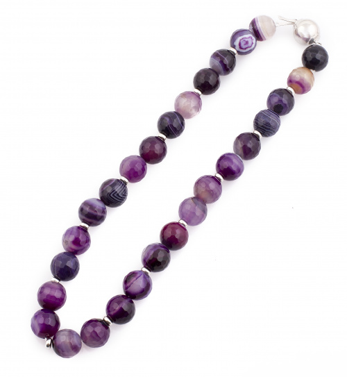Collar de ágata morada facetada con diversos tonos y bandea