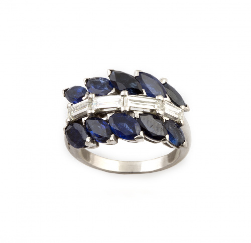 Sortija con línea de central de diamantes talla baguette en