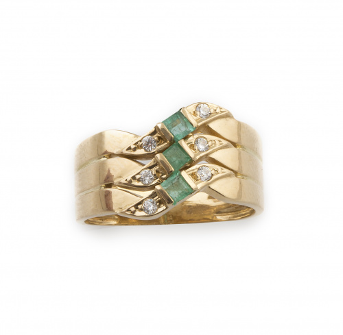 Sortija con tres esmeraldas cuadradas flanqueadas por brill