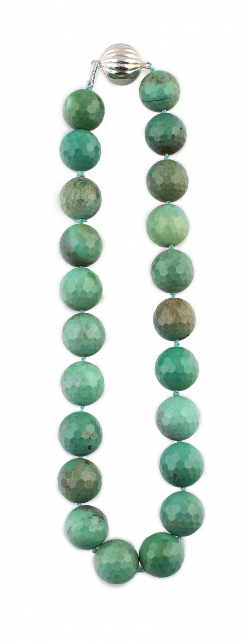Collar de cuentas esféricas facetadas de crisoprasas de 22 