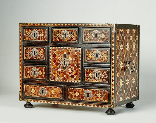 Escritorio en madera de guanacaste, ébano, palosanto, y enc