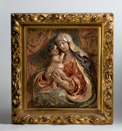 “Virgen con el Niño” Relieve en madera de pino, tallado, es
