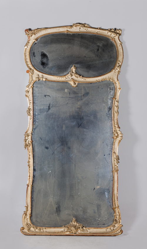 Espejo de estilo rococó de madera tallada y lacada de blanc