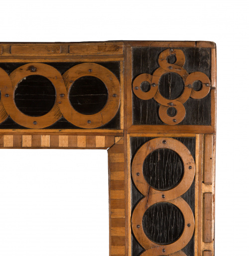 Importante marco Carlos IV en nogal, ébano y limoncillo en 