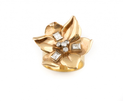 Sortija flor con brillantes y baguettes en oro rosa de 18K.