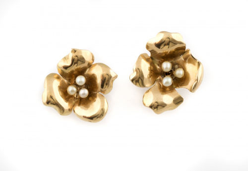 Pendientes flor con tres perlas centrales realizados en oro