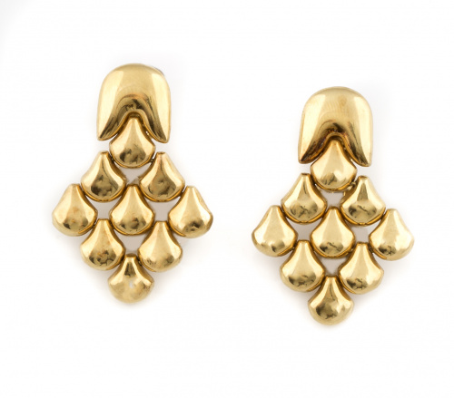 Pendientes con rombos colgantes formados por lágrimas con v