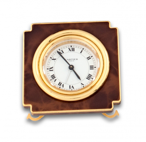 Reloj de mesilla cartier con laca color tabaco y dorado.