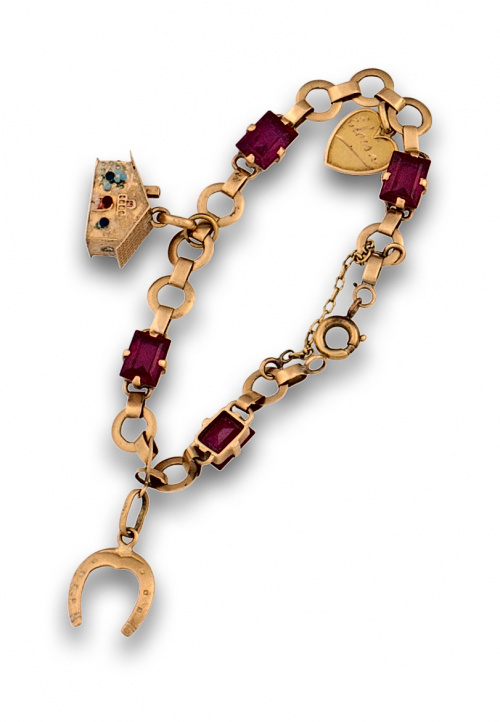 Pulserita oro con símil rubíes y tres dijes colgantes en or