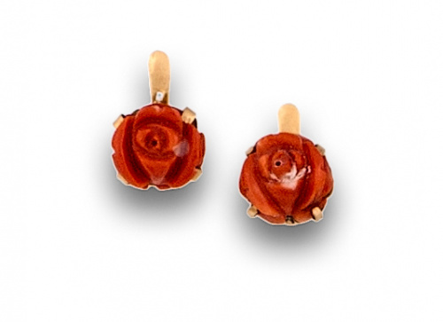 Pendientes con rosas talladas en coral y montura en oro de 