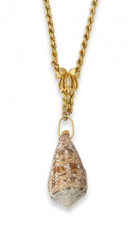 Collar con concha con remate  y con barco de oro ,que pende