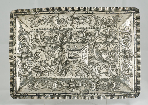 Bandeja en plata repujada.Córdoba, mediados del S.XVIII.