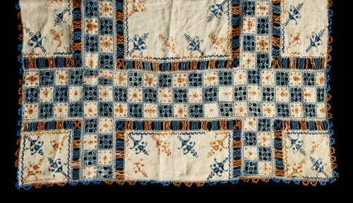 Toalla de algodón bordado en azul y beige.Trabajo salmanti