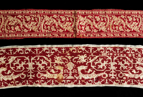 Lienzo bordado en seda encarnada, con decoración simétrica 