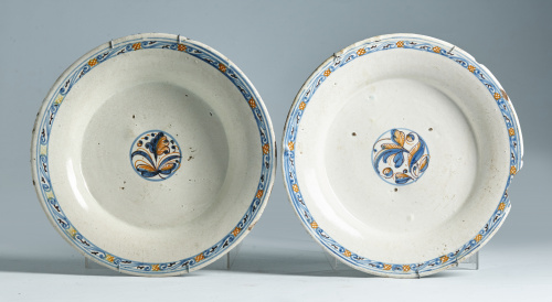 Dos de platos de cerámica esmaltada de la serie tricolor, d