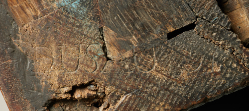 Cómoda época Luis XVI en madera de caoba, con tapa de mármo