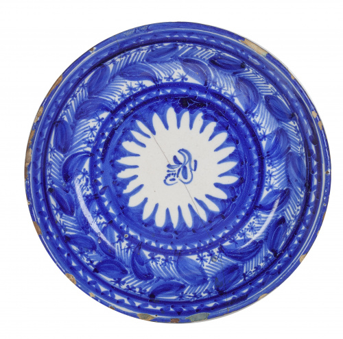 Plato acuencado de cerámica esmaltada de azul de cobalto.O
