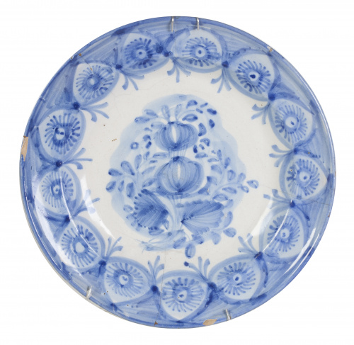Plato de cerámica esmaltado en azul de cobalto, con flores 