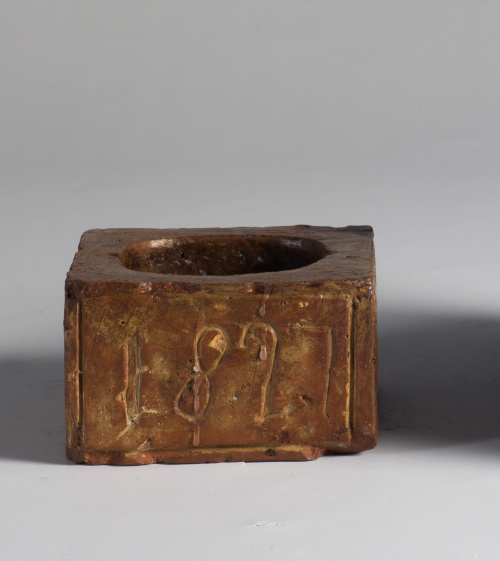 Tintero Fernando VII en cerámica inscrita “Año de 1827”.Es