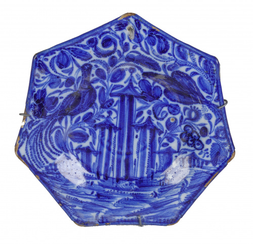 Plato hexagonal de cerámica esmaltada en azul con arquitect
