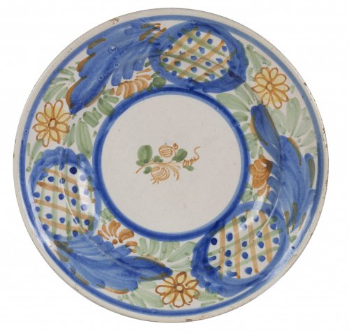 Plato de cerámica esmaltada en ocre, verde y amarillo, con 