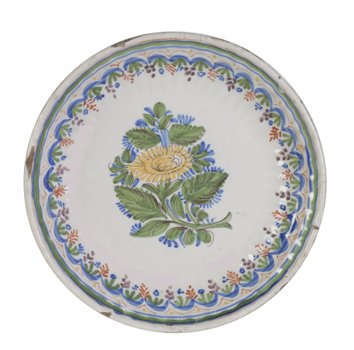 Plato de cerámica levantina, esmaltada con una flor en el a