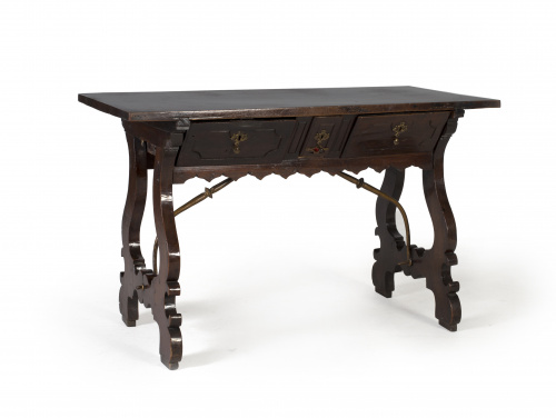 Bufete con patas de lira y fiadores de hierro dorado con tr