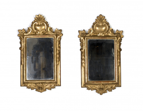Pareja de marcos de espejo en madera tallada y dorada.S. X