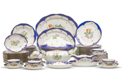 Vajilla de porcelana esmaltada y dorada de doce servicios c