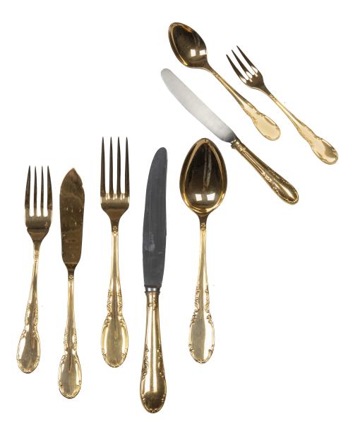 Cubertería de doce servicios de plata vermeille con marca P